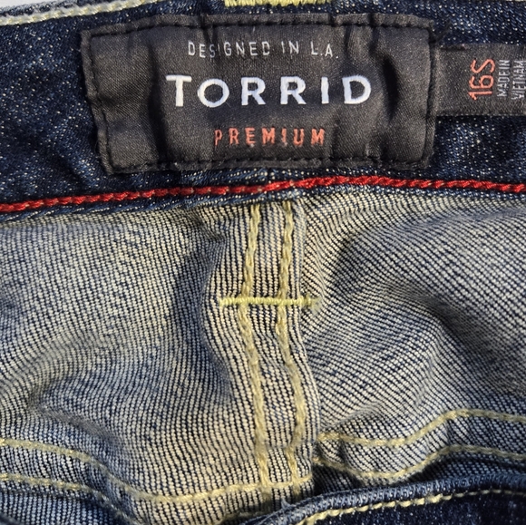Torrid Women's Jeans Boyfriend Straight Leg Distressed Stretch size 16S - Picture 3 of 12